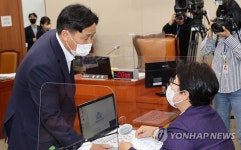 환노위 여야 간사 대화