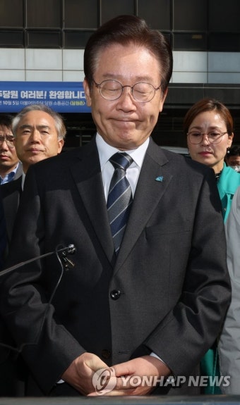 굳은 표정의 이재명 대표