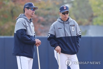 김한수 수석코치와 이야기하는 이승엽 감독