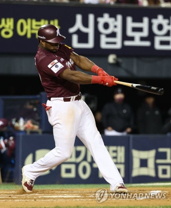 좌중간 투런 홈런 치는 키움 푸이그