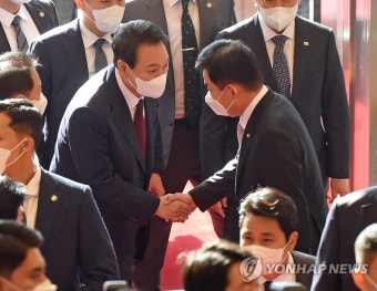김진표 국회의장과 인사하는 윤석열 대통령