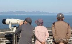 북 장산곶 바라보는 관광객들