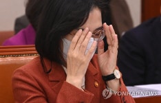 안경 고쳐 쓰는 김현숙 여성가족부 장관
