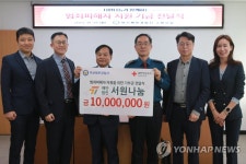 범죄 피해자 지원금 전달받는 부산 북부경찰서