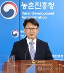 텃밭 정원 활용한 치유 농업 설명하는 김명수 원예작물부장