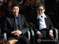 박정희 대통령 43주기 추도식 참석한 박근령 부부