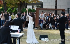 점심 시간, 도서관 앞 음악회