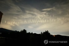 제주 밤하늘 수놓은 빛기둥…어선 불빛이 구름에 반사돼