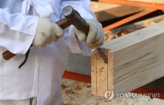 작업하는 이연훈 대목장