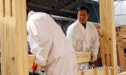 작업하는 이연훈 대목장