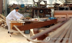 작업하는 이연훈 대목장