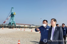 현대중공업 군산조선소 둘러보는 한덕수 총리