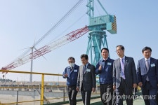 현대중공업 군산조선소 둘러보는 한덕수 총리
