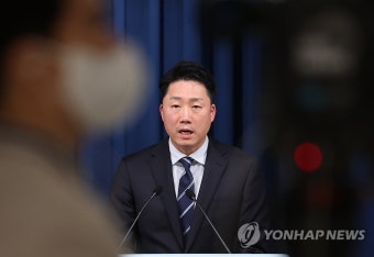 현안 브리핑하는 이재명 대통령실 부대변인