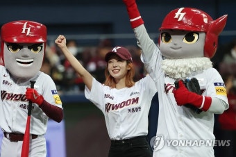 시구 마친 가수 초아
