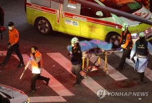 구조활동 벌이는 구급대원