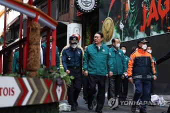 이태원 핼러윈 참사 현장 살펴보는 윤석열 대통령