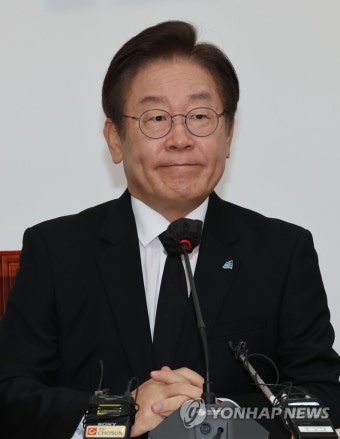 침통한 표정의 이재명 대표