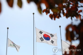 '이태원 압사 참사' 조기 게양