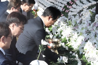 이태원 참사 합동분향소에서 헌화하는 오세훈 시장
