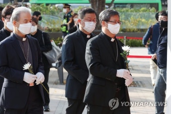 합동분향소 찾은 정순택 대주교