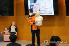심폐소생술 설명하는 대전 119시민체험센터 소방관