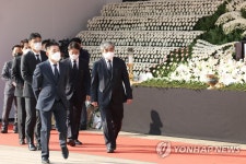 이태원 사고 사망자 합동분향소 조문한 한상혁 위원장