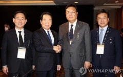 악수하는 한일·일한의원연맹 회장