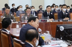 한기호 의원 질의에 답변하는 신범철 국방부 차관