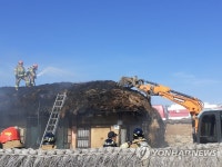 세계유산 안동 하회마을 초가집 불 초기 진화…잔불 정리 중(종합)