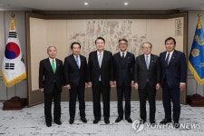 일한의원연맹 방한 대표단 접견하는 윤석열 대통령