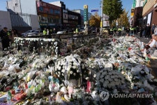 [참사 1주일] 하얀 국화 뒤덮인 이태원역 1번 출구