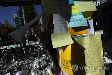 [참사 1주일] 하얀 국화 뒤덮인 이태원역 1번 출구