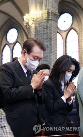 명동성당 이태원 참사 희생자 추모 미사 참석한 윤석열 대통령 내외
