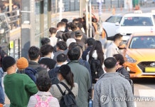 붐비는 서울역 택시 승강장