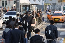붐비는 서울역 택시 승강장