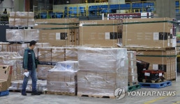 해외직구 성수기, 특송물류센터 도착한 해외직구 대형TV