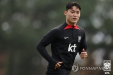 오현규 '훈련 전 몸풀기'