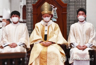 명동성당서 정순택 대주교 팔리움 수여 미사…한국서 첫 수여식