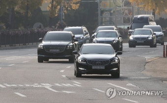 한남동 관저 나서는 윤 대통령 차량 행렬