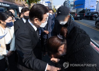 이태원 참사 유가족 위로하는 이재명 대표