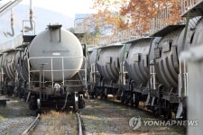 오봉역에 멈춰선 시멘트 열차