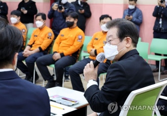 용산소방서 소방관들과 간담회 하는 민주당 이재명 대표