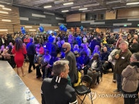 미국 하원의원 순자씨에 환호하는 지지자들