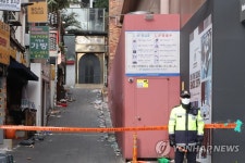 좁은 골목길 더 좁게 만든 에어컨 실외기 가벽