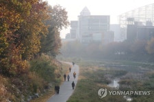 뿌연 대전 유성천 걷는 시민들