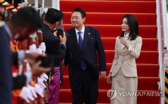 환영인사들과 악수하는 윤석열 대통령