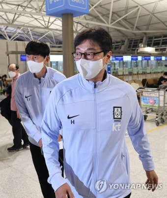 UAE 원정 출국하는 황선홍 올림픽축구대표팀 감독