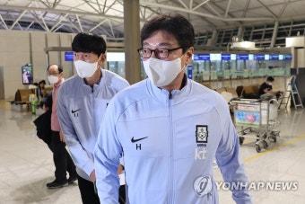 UAE 원정 출국하는 황선홍 올림픽축구대표팀 감독