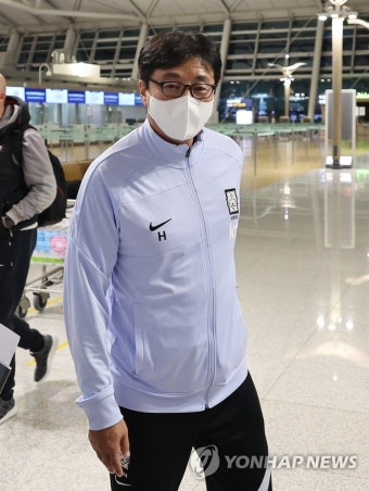 UAE 원정 출국하는 황선홍 올림픽축구대표팀 감독